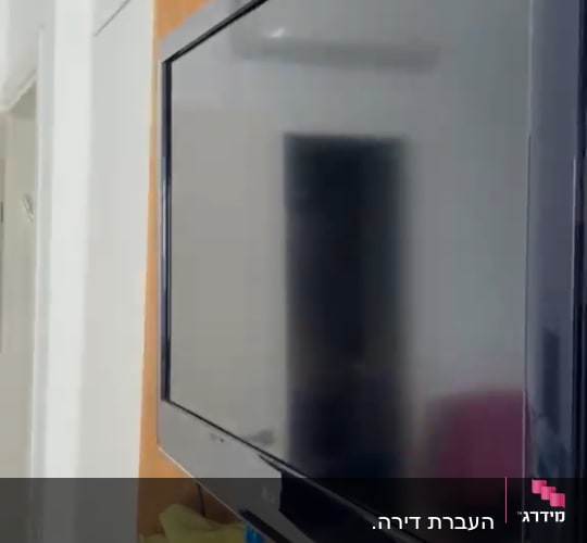 טלוויזיה על מדף עם חפצים קטנים